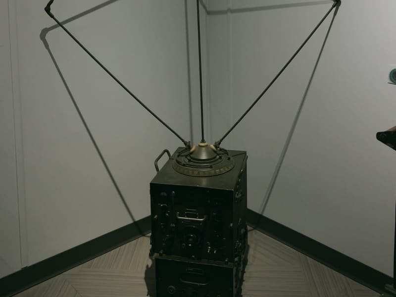 Diamond-loop high-frequency direction finder antenna on a field radio