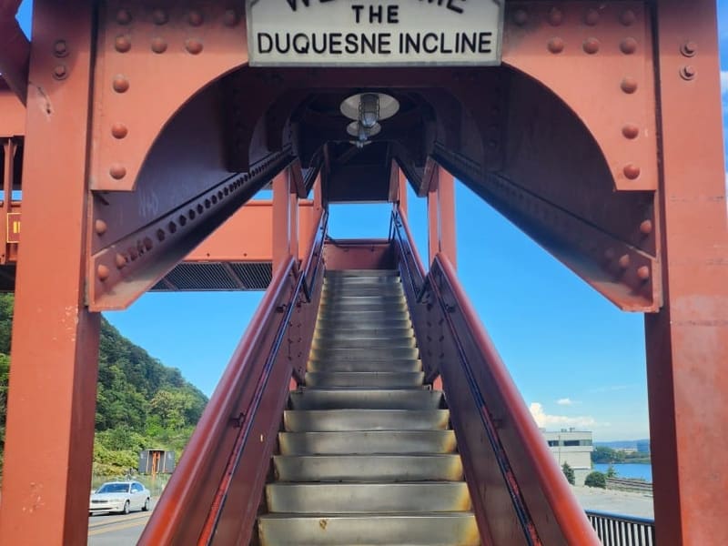 'Welcome — The Duquesne Incline' sign above the station stairs